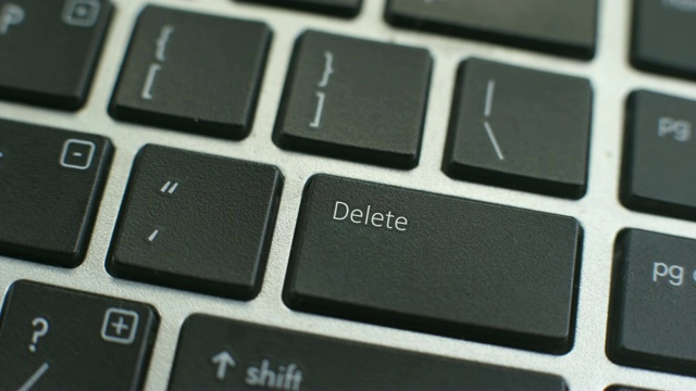 电脑键盘上的删除键，女性的手指按下按键视频下载