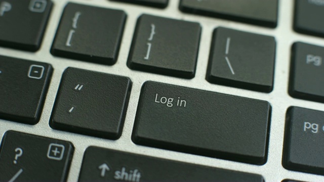 电脑键盘上的登录按钮，女性的手指按下按键视频素材