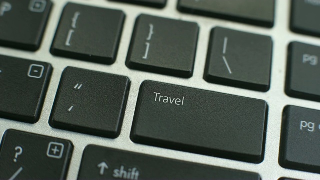 电脑键盘上的旅行按钮，女性的手指按下按键视频下载