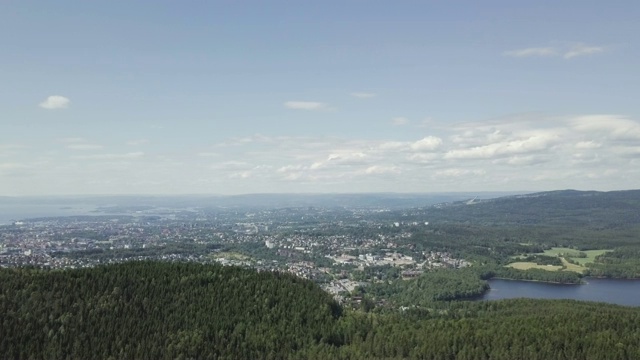 森林鸟瞰图对奥斯陆，挪威。视频素材