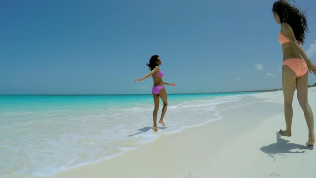 年轻的非洲裔美国女孩穿着比基尼在海滩上视频素材