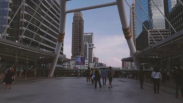 人们走在曼谷中央商务区的空中人行道上。视频素材