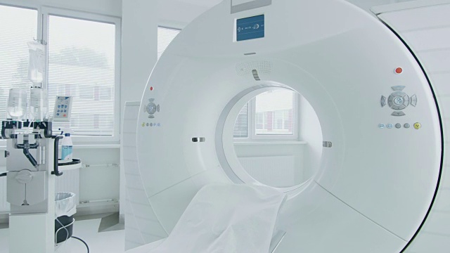 医学CT或MRI或PET扫描站在现代医院实验室。技术先进，功能齐全Mediсal设备在一个洁净的白色房间。慢慢地缩放。视频素材