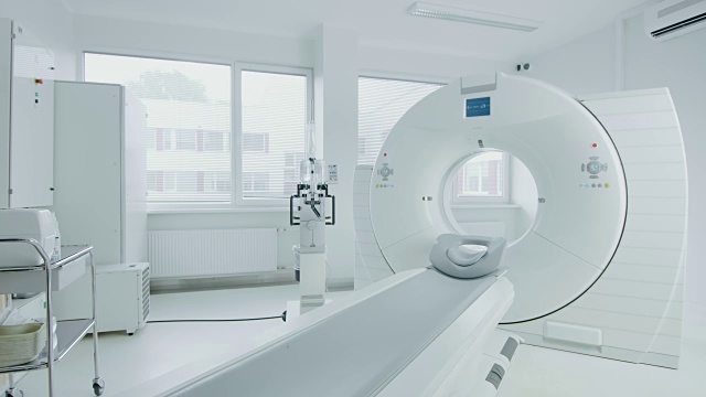 医学CT或MRI或PET扫描站在现代医院实验室。技术先进，功能齐全Mediсal设备在一个洁净的白色房间。缓慢移动侧射。视频素材