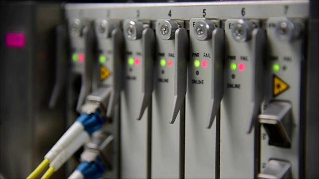 组网数据中心通信光纤跳线已连接，led状态闪烁视频下载