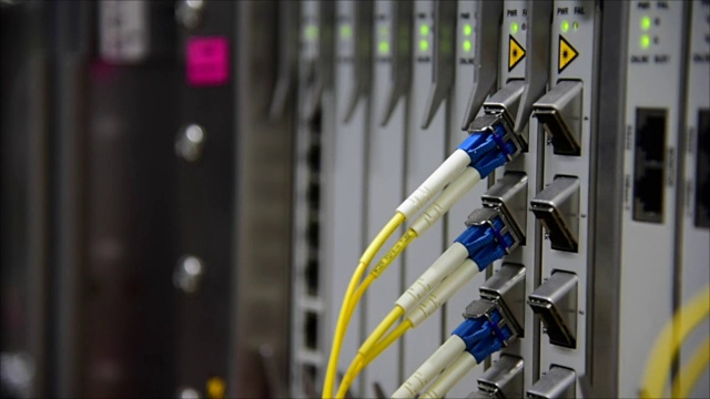 组网数据中心通信光纤跳线已连接，led状态闪烁视频下载