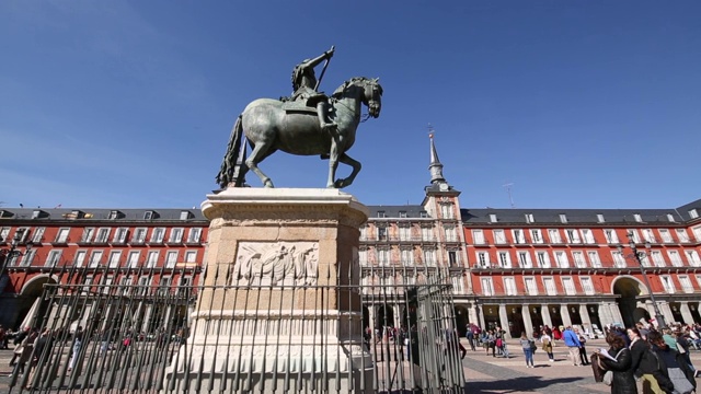欧洲，西班牙，马德里，市长广场上的菲利普三世雕像视频素材