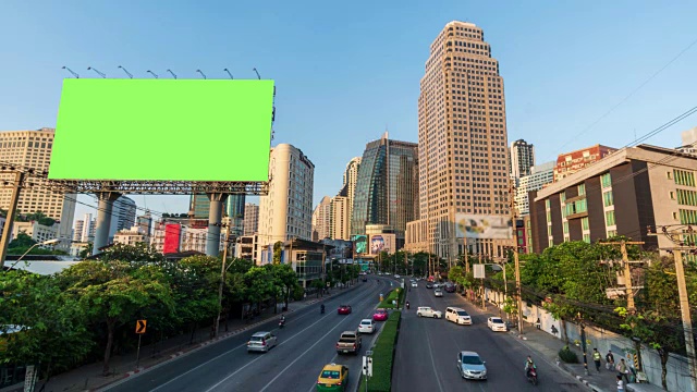 时间推移:带有绿色屏幕和城市交通背景的广告牌。4 k决议。视频素材