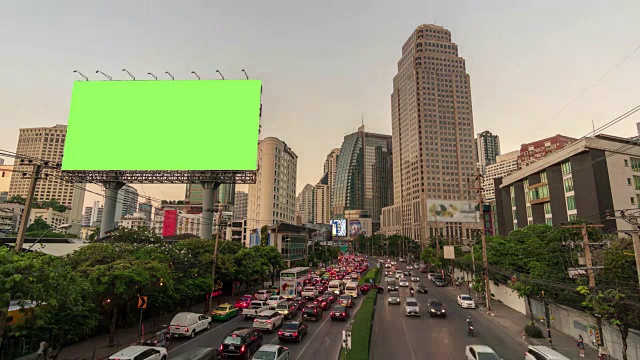 时间推移:以绿幕和城市交通灯为背景的白夜广告牌。4 k决议。视频下载