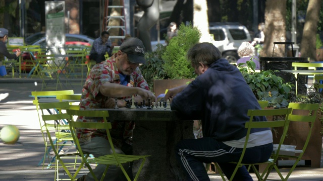 两名当地人在美国华盛顿州西雅图先锋广场西区下象棋视频下载
