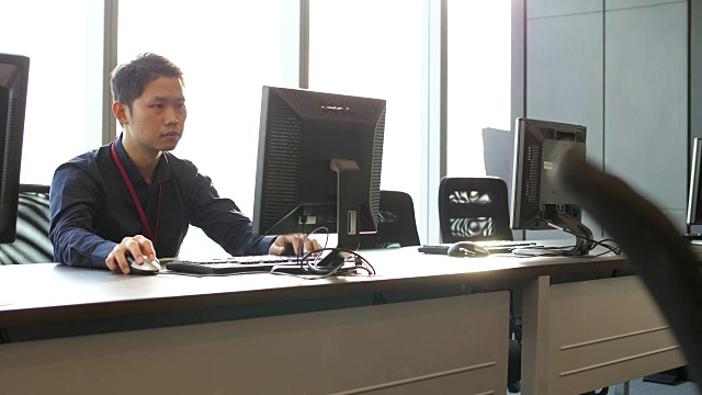 亚洲工作人员在桌面工作站视频素材