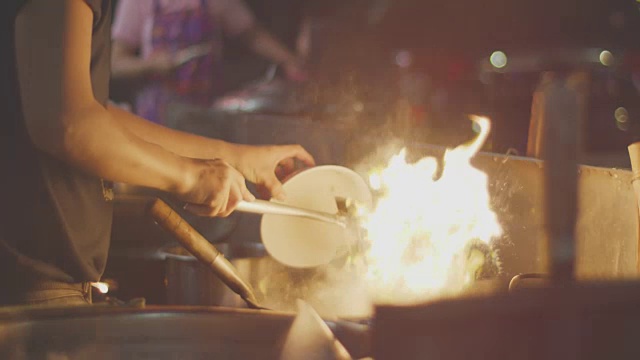 在泰国做街头小吃，4k慢镜头视频素材