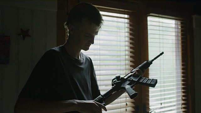 美国犹他州雪松山，一名年轻人正在练习AR-15步枪的瞄准和射击视频下载
