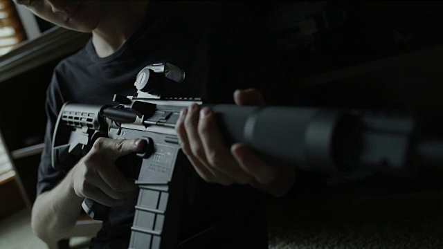 美国犹他州雪松山，一名年轻男子正在检查AR-15步枪视频下载