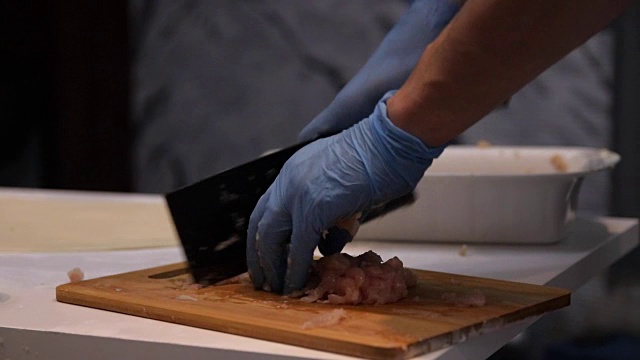 手厨师切肉的特写。视频素材