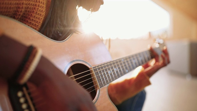弹奏原声吉他的年轻女子视频素材