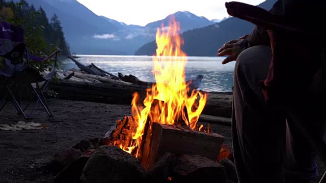一个人在篝火前取暖视频下载