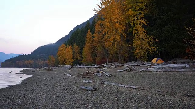 秋天在湖边露营视频下载