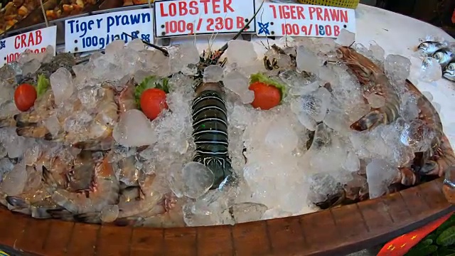 各种新鲜海鲜和甲壳类动物加冰视频素材