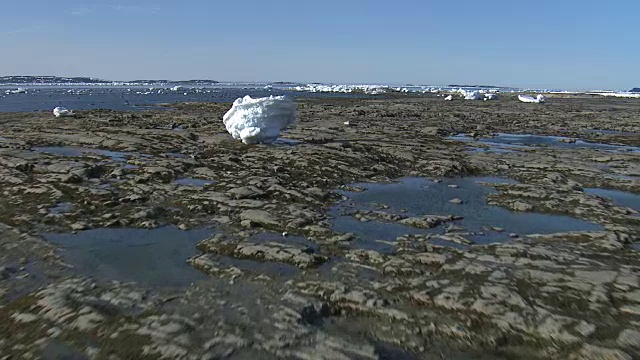 加拿大魁北克，空中飞过岩石密布的海湾和搁浅的海冰视频素材
