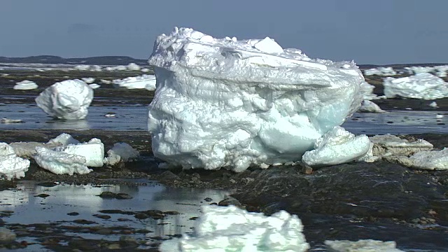 加拿大魁北克省，空中环绕搁浅的海冰视频素材