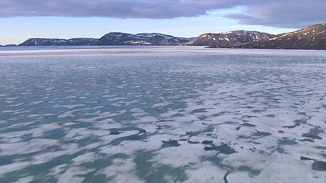 加拿大魁北克，在结冰的海湾和海冰上空飞行视频素材