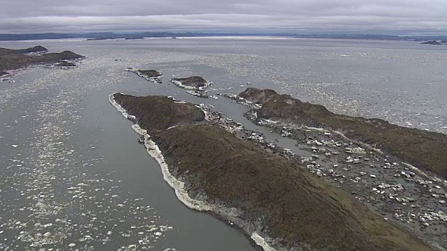 在加拿大魁北克多岩石的海岸，海湾和海冰上空飞行视频素材