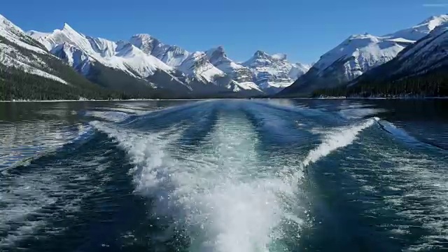 湖游船精神岛在恶性湖，贾斯珀国家公园加拿大视频素材