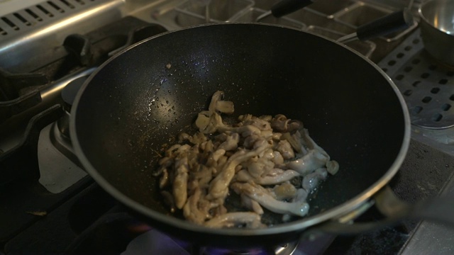 厨师用鸡肉烹饪蔬菜视频素材
