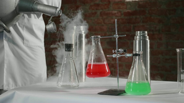 科学家在实验室将液氮倒入钢瓶中视频下载