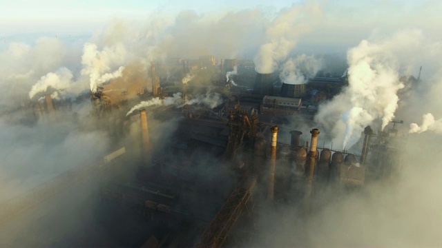 马里乌波尔市工厂的管道。乌克兰视频购买