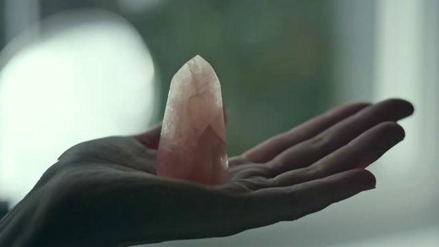 有治愈水晶的女人的手。视频下载
