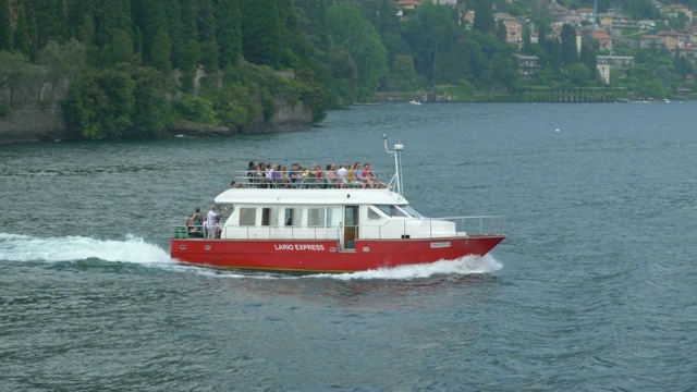 在欧洲意大利的科莫湖上乘坐渡轮。——慢动作视频下载