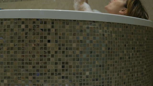 女人在洗澡，玩着肥皂泡沫视频素材