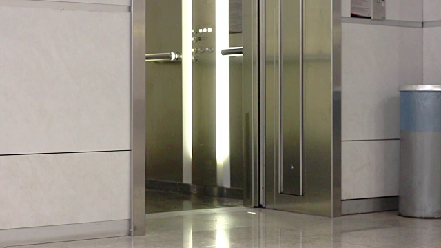 金属彩色电梯门可以滑动打开视频素材