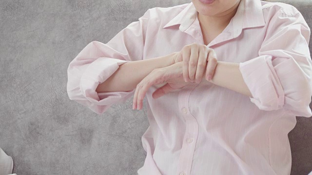 手腕疼痛的亚洲女性。保健和医疗理念理念视频下载