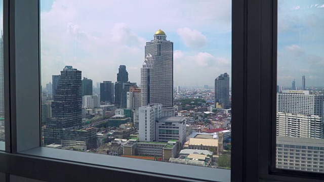 透过办公室的窗户可以看到曼谷的城市和交通景观视频素材