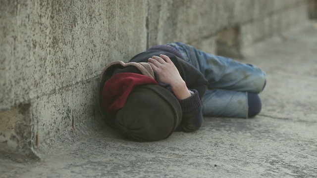 无家可归的小男孩睡在桥上视频素材