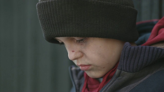 一个无家可归的小男孩的生动写照视频素材