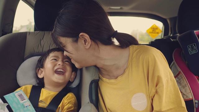年轻的亚洲母亲带着男婴开车旅行。视频下载