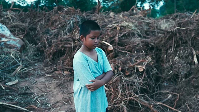 遭受自然灾害的男孩，一脸悲伤，慢镜头视频素材