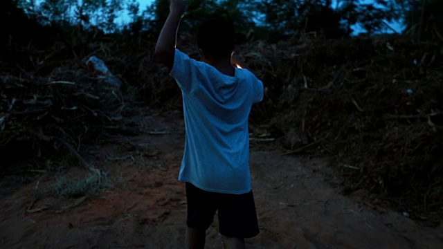 晚上，亚洲男孩从自然灾害后走到住宅楼，慢镜头视频素材