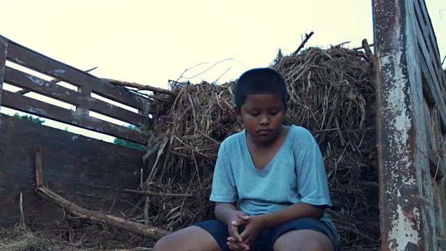 遭受自然灾害，面带悲伤的男孩视频素材