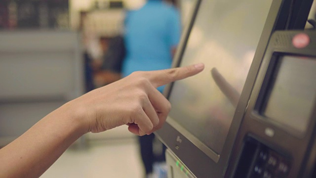 购物收银机的条形码扫描仪视频素材