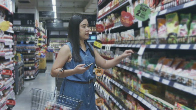 女人在超市选购食品，4k慢动作视频素材