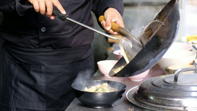 厨师烹饪汤面视频素材