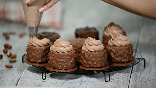 装饰巧克力迷你慕斯蛋糕。巧克力榛子慕斯蛋糕覆盖巧克力釉。视频素材