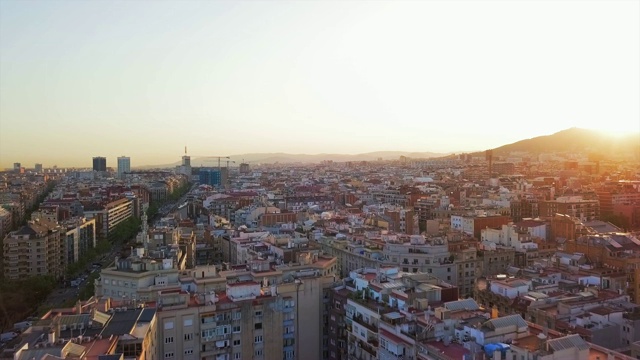 空中向前:西班牙巴塞罗那的城市建筑视频素材