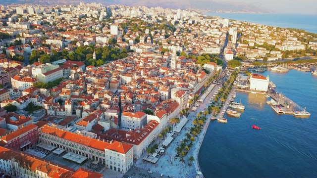 鸟瞰图分割城市和海滨视频素材