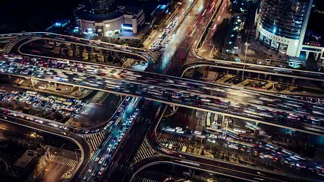 中国北京多个高速公路夜间高峰时间的交通状况视频素材